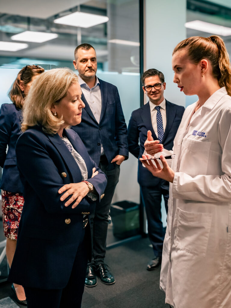 Prezes EBI Nadia Calviño z wizytą w Scope Fluidics