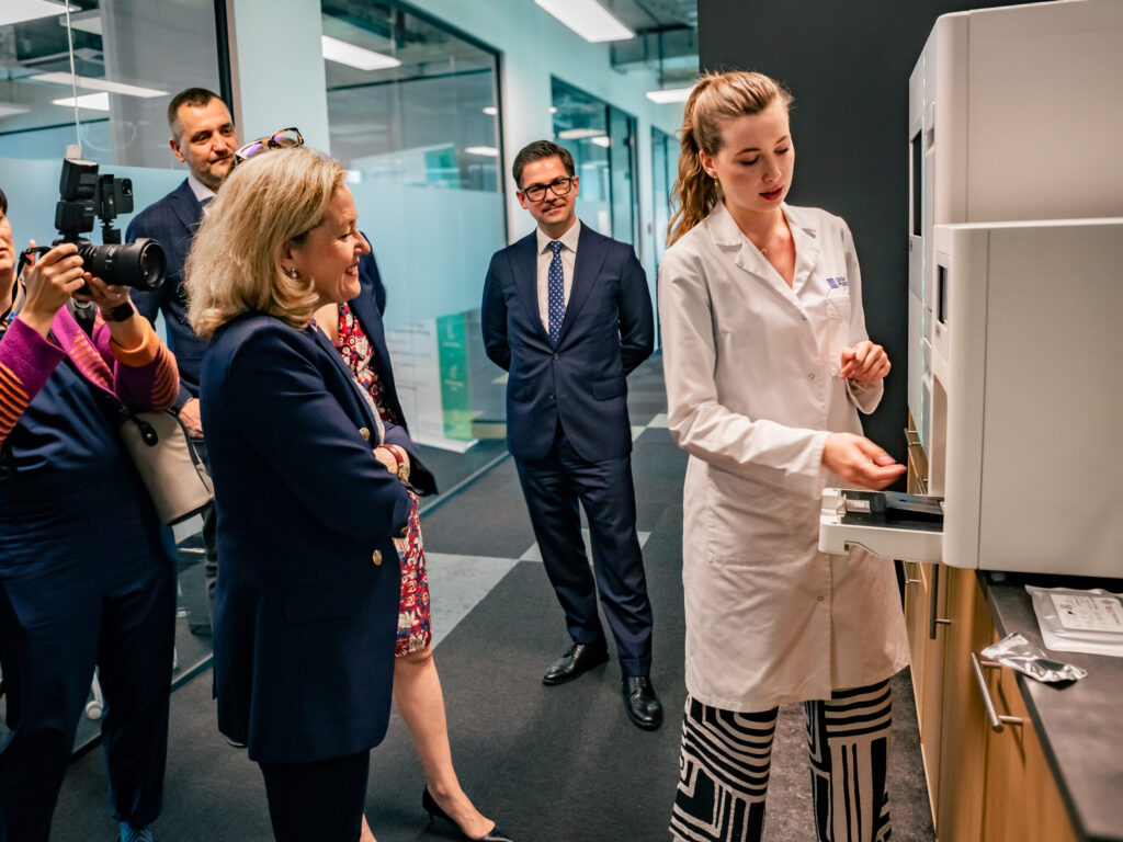 Prezes EBI Nadia Calviño z wizytą w Scope Fluidics