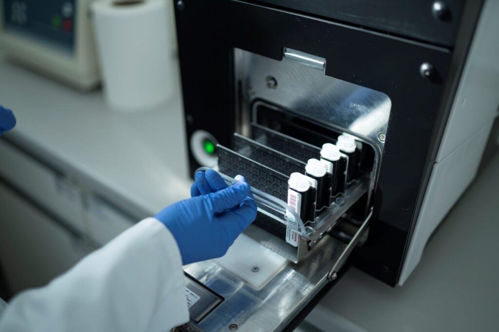 Próbki w laboratorium Scope Fluidics przygotowane do analizy
