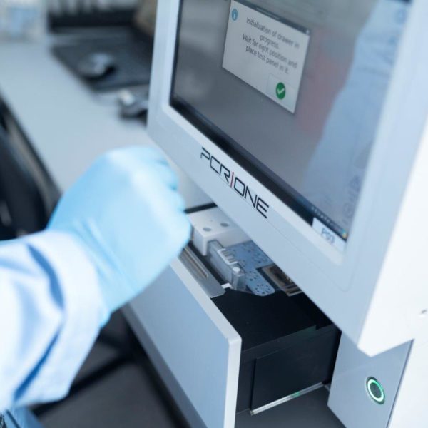 Pracownik Scope Fluidics w laboratorium podczas analizy