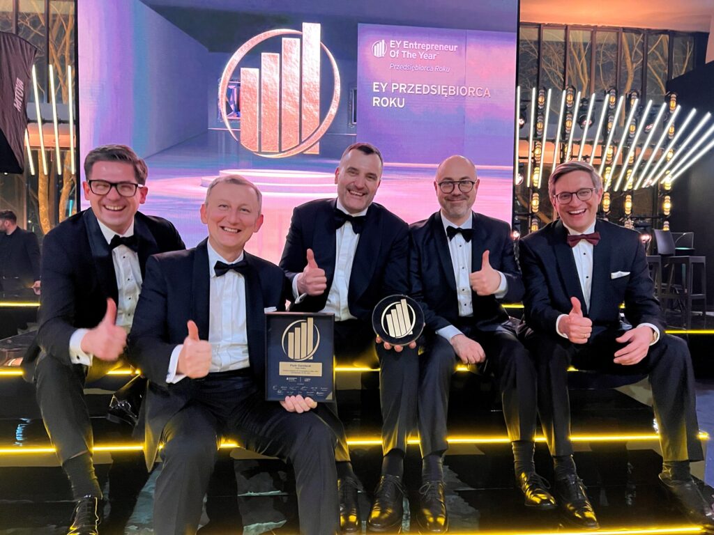 Marcin Izydorzak, Piotr Garstecki, , Szymon Ruta podczas odbierania nagrody